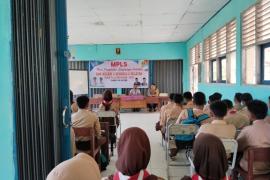 MPLS, Bhabinkamtibmas Polsek Pino Raya Sosialisasi Kenakalan Remaja, Bahaya Narkoba dan Tertib Berlalu Lintas di SMKN 2 BS 