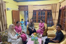 Wujud Kepedulian Pimpinan, Kapolsek dan Bhayangkari Kunjungi Istri Polri Pasca Lahiran