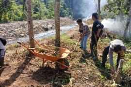 Solid Bersama Warga, Bhabinkamtibmas Polsek Pino Ikuti Gotong Royong Membersihkan Desa Binaan