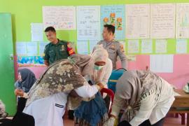 Kanit Binmas Polsek Kota Manna Monitoring Giat Pekan Imunisasi Nasional di Desa Binaannya