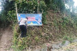 Tingkatkan Kesadaran dan Kewaspadaan Masyarakat,  Personel Polsek Sindang Dataran Pasang Spanduk Imbauan Rawan Kecelakaan dan Tanah Longsor 