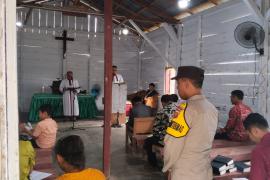 Polsek Kaur Selatan Monitoring Kegiatan dan Pengamanan Ibadah Gereja Umat Kristiani di Pospel HKBP Pondok Pusaka