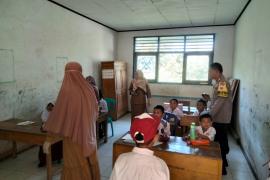 Bhabinkamtibmas Polsek Pino Raya Monitoring dan Pendampingan Giat Pekan Imunisasi Nasional di Desa Padang Serasan
