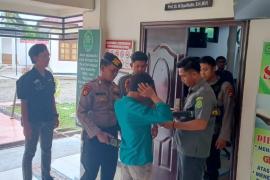 Personel Gabungan Polres Bengkulu Selatan Lakukan Pengamanan Pelaksanaan Sidang Tindak Pidana Penganiayaan 