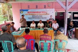 Kapolsek dan Kanit Binmas Polsek Pino Menghadiri Pra Pembangunan Tahun 2024 Desa Ulak Lebar