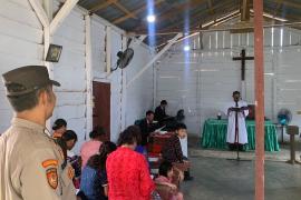 Polsek Kaur Selatan Monitoring Kegiatan dan Pengamanan Ibadah Gereja Umat Kristiani di Postel HKBP Pondok Pusaka
