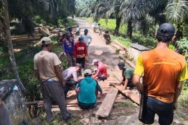 Personel Polsek Maje Gotong Royong Perbaiki Jembatan di Desa Sinarmulya