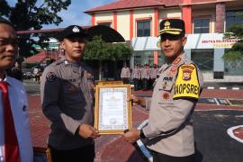 Kapolres Rejang Lebong Berikan Reward Kepada Personel Berprestasi
