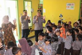 Kapolres Kaur Lakukan Sambang Door-to-Door Sampaikan Pesan Kamtibmas Jelang Pilkada