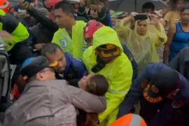 Detik-detik Kapolres Purwakarta Evakuasi Korban Tabrakan Beruntun Tol Cipularang