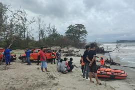 Remaja Hilang Terseret Ombak di Pantai Sumber Jaya, Kapolsek Kampung Melayu dan Basarnaz Terus Lakukan Pencarian