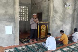Kapolsek Kedurang Ilir Sholat Jumat Keliling di Masjid Fadlurahman