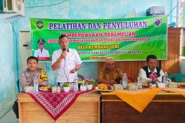 Kanit Reskrim dan Bhabinkamtibmas Polsek Pino Raya Hadiri Pelatihan Pemberdayaan Perempuan di Desa Kembang Seri