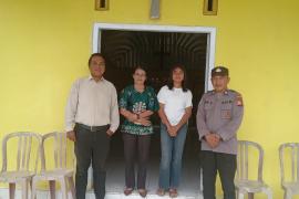 Bhabinkamtibmas Polsek Kedurang Ilir Kawal Ibadah Natal Jemaat GKI di Desa Lawang Agung