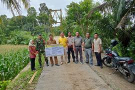 Kapolsek dan Bhabinkamtibmas Polsek Pino Hadiri Sertifikasi Pembangunan Jalan di Desa Merambung
