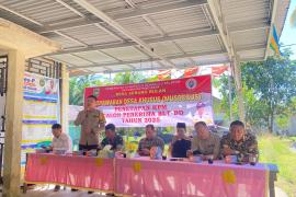Bhabinkamtibmas Polsek Pino Raya Hadiri Musyawarah Penetapan Calon Penerima BLT Desa Serang Bulan