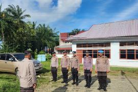 Polres Bengkulu Selatan siagakan Personil PAM, perketat PAM Kantor KPU BS selama 1x24 Jam Pasca Pilkada 2024.