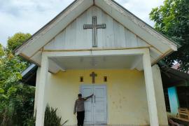 Bhabinkamtibmas Polsek Kedurang Ilir Laksanakan Pengamanan di Gereja untuk Ciptakan Kenyamanan Ibadah