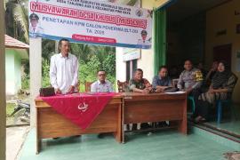 Bhabinkamtibmas Polsek Pino Raya Hadiri Musyawarah Penetapan Penerima BLT Desa Tanjung Aur II