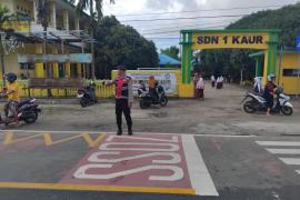 Polres Kaur Gelar Apel Pagi dan Pengaturan Lalu Lintas di Depan SDN 01 Kaur