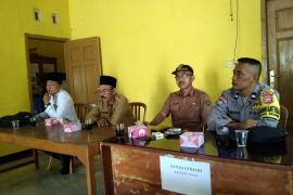 Bhabinkamtibmas Polsek Seginim Hadiri Pelantikan Perangkat Desa Tanjung Agung Terpilih