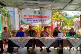 Tingkatkan Koordinasi, Bhabinkamtibmas Polsek Lebong Utara Hadiri Rapat di Desa Garut