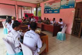 Tingkatkan Koordinasi, Bhabinkamtibmas Polsek Rimbo Pengadang Hadiri Monev di Desa Bajok