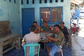 Kebersamaan Warga Bersama Anggota Satgas TMMD Ke-124 Kodim 0408/BS Saat Istirahat Siang