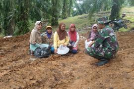 Satgas TMMD Ke-124 Kodim 0408/BS Komsos Dengan Ibu-Ibu