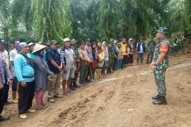 Dansatgas TMMD Ke-124 Kodim 0408/BS Beri Arahan ke Personil Satgas TMMD dan Warga