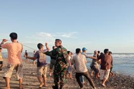 Sembari Rehat, Satgas TMMD Ke-124 Kodim 0408/BS Komsos Dengan Nelayan