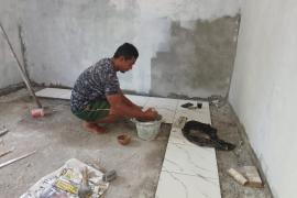 Satgas TMMD Ke-124 Kodim 0408/BS dan Warga Maksimalkan Pemasangan Keramik Dan Plester RTLH