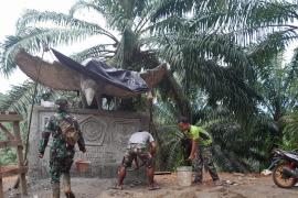 Anggota Satgas TMMD Ke-124 Kodim 0408/BS dan Warga Terus Kebut Pembuatan Prasasti