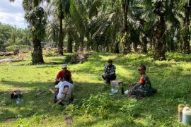 Cara Satgas TMMD Ke-124 Kodim 0408/BS dan Warga Hilangkan Lelah