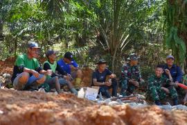 Anggota Satgas TMMD Ke-124 Kodim 0408/BS Lakukan Komsos Dengan Warga