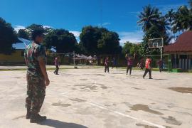 Anggota Satgas TMMD Ke- 124 Kodim 0408/BS saat Dampingi Siswa Berolahraga