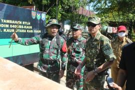 Kasiter Korem 041/Gamas (tengah) saat Tinjau RTLH TMMD Ke-124 Kodim 0408/BS