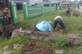 Budaya Gotong Royong Pembersihan Lingkungan di Satgas TMMD Ke-124 Kodim 0408/BS