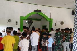 Satgas TMMD Ke-124 Kodim 0408/BS Lakukan Sholat Berjamaah Bersama Warga
