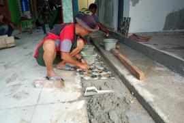 Satgas TMMD Ke-124 Kodim 0408/BS Pasang Keramik Tempat Wudhu Masjid Nurul Hidayah