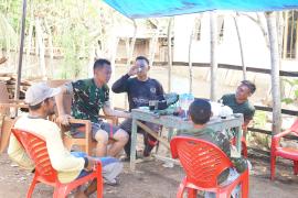 Canda Tawa Personel Satgas TMMD di Tengah Pekerjaan Bersama Masyarakat