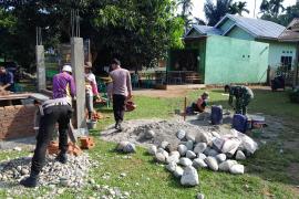 TMMD Ke-124 Kodim 0408/BS Pasang Batu Bata di Poskamling