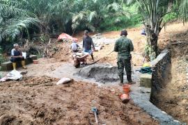 Semangat Satgas dan Warga Kebut Pembangunan Talud Dalam TMMD Ke-124 Kodim 0408/BS