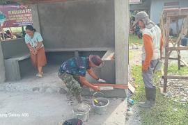 Satgas TMMD Ke-124 Kodim 0408/BS Bersama Warga Kerjakan Pemlesteran Poskamling