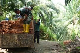 Gotong Royong Warga dan Satgas