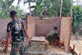 Anggota Satgas TMMD Ke-124 Kodim 0408/BS Mulai Pasang Batu Bata Untuk Tempat Wudhu Masjid 