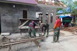 Renovasi RTLH TMMD Ke-124 Kodim 0408/BS Memasuki Tahap Pemasangan Atap