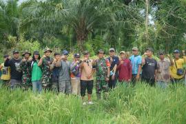 Satgas TMMD Ke-124 Kodim 0408/BS Gotong Royong Bersama Warga dan Poktan Buat Saluran Air