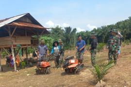 Satgas TMMD Ke-124 Kodim 0408/BS Bantu Bajak Tanah Lahan Petani