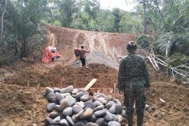 Satgas TMMD Ke-124 Kodim 0408/BS Kebut Pengecoran Plat Decker